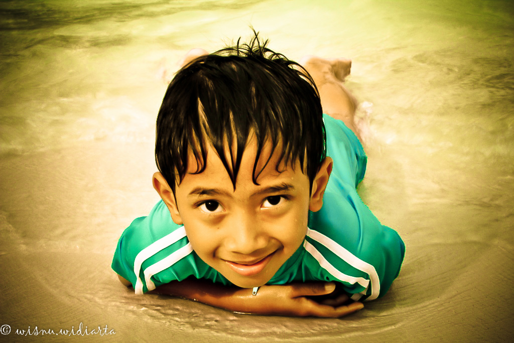 Rayyan di kolam ombak